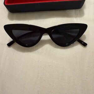 Chic Black Cat-Eye Sunglasses